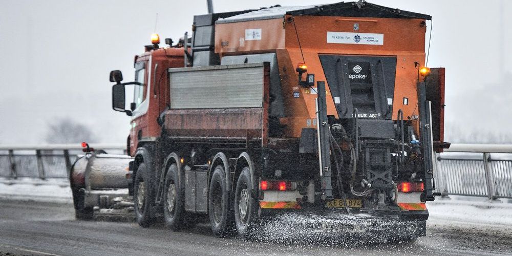 Saltspredere og sneplove har været et sjældent syn denne vinter, der har budt på mildt vejr og meget nedbør. (Arkivfoto)