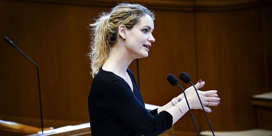 Regeringens tre støttepartier, SF, Enhedslisten og De Radikale, vil have gjort noget ved udhulingen af dagpengesatsen. Pernille Skipper (EL) kalder det en hjertesag for partiet. (Arkivfoto)