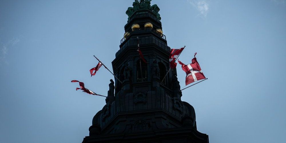 Demokratikommissionen mener også, at der skal være krav om, at foreninger, som bruger mere end halvdelen af deres omsætning på partistøtte, skal offentliggøre deres medlemslister.