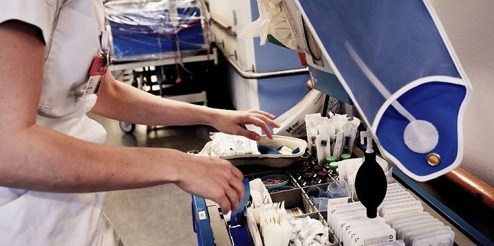 Dansk Sygeplejeråd mener, problemet kan mindskes ved at ansætte flere sygeplejersker. Ifølge sundheds- og ældreministeren kan en del af problemet forklares med mangel på ansatte. (Arkivfoto)