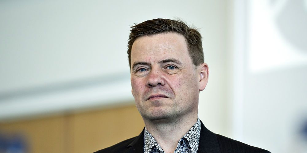 (Arkiv) Beskæftigelsesministeren og Folketinget må tage ansvar for den lovgivning, de laver, siger formand for KL's arbejdsmarkeds- og borgerserviceudvalg, Thomas Kastrup-Larsen. Han opfatter kravet om værdighed i jobcentrene som mistillid til kommunerne.
