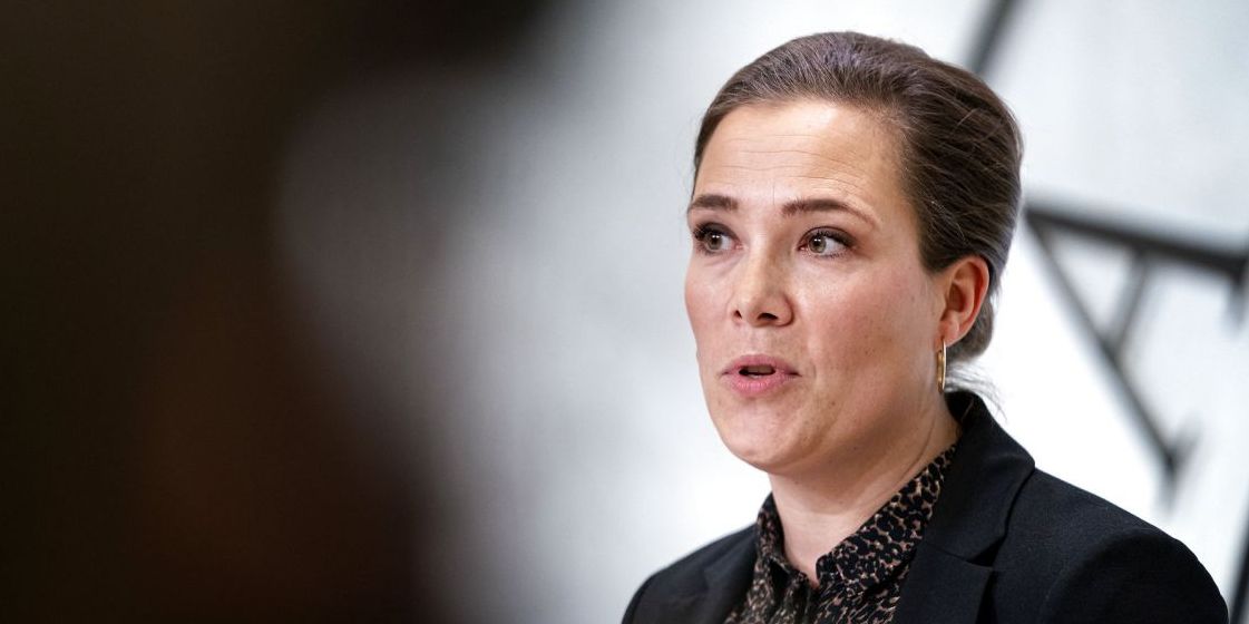 Social- og indenrigsminister Astrid Krag må nu endnu en gang bide i det sure æble og erkende, at hendes ministerium har udleveret misvisende tal til Folketingets partier.