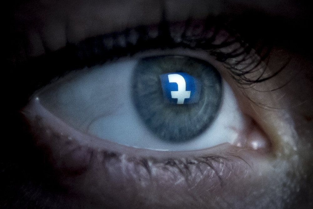 12 procent af drenge mellem 16 og 20 år og to procent pigerne har videresendt et billede med seksuelle undertoner uden samtykke, viser en undersøgelse. Regeringen lancerer kampagne mod digitale krænkelser.