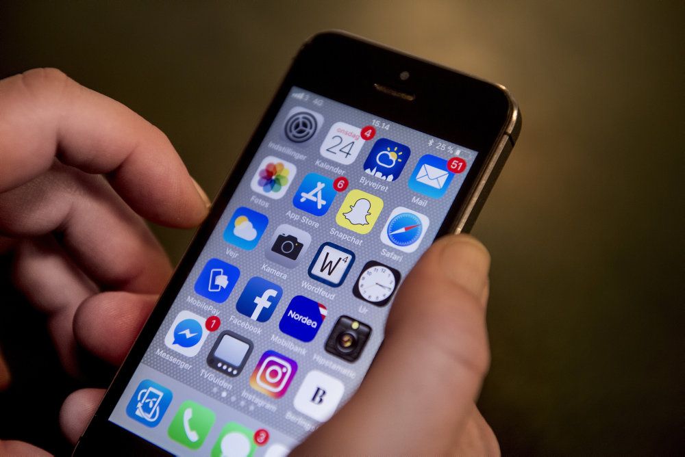 På et splitsekund kan intime billeder og videoer være spredt ud over hele internettet. Det kan have store sociale og psykiske konsekvenser for dem, det går ud over, og derfor lancerer regeringen mandag en kampagne, som skal oplyse unge om digitale krænkelser. (Arkivfoto)