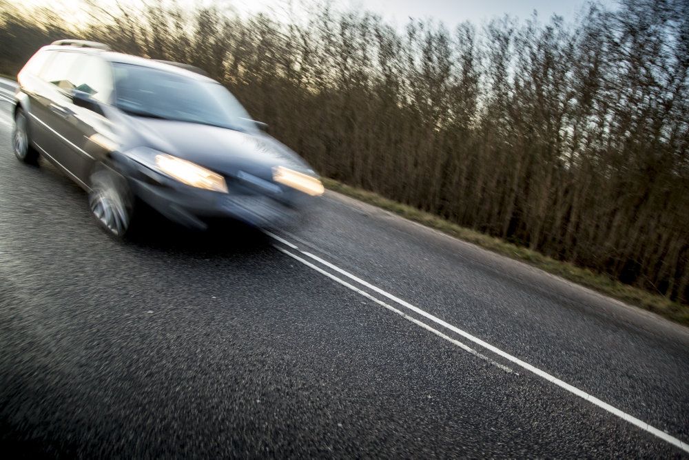 Selv om politiet ser færre tilfælde af bilister, som bruger håndholdt mobil mens de kører, er transportminister Benny Engelbrecht (S) ikke tilfreds.
- Der er stadig relativt mange, der bruger mobiltelefonen under kørsel, og derfor kan vi heller ikke bare læne os tilbage i tilfredshed, siger han. (Arkivfoto)