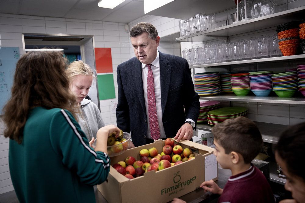 Fødevareminister Mogens Jensen (S) uddeler sammen med Anna og Sarah fra Frederiksgård Skole i anledning af tiårs jubilæet for skolefrugtsordningen i Danmark. Fremover bliver det forbudt at bruge sprøjtemidlerne chlorpyrifos og chlorpyrifosmethyl på frugt og grønt.