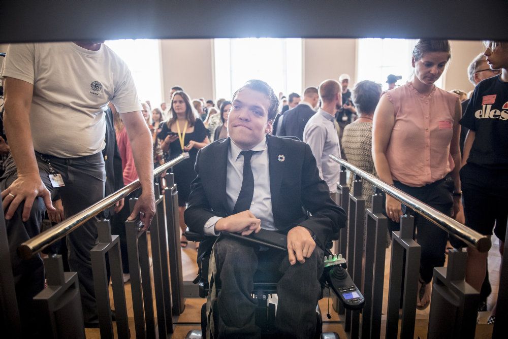 Kristian Hegaard (R) var den første kørestolsbruger, der talte fra Folketingets talerstol. (Arkivfoto)