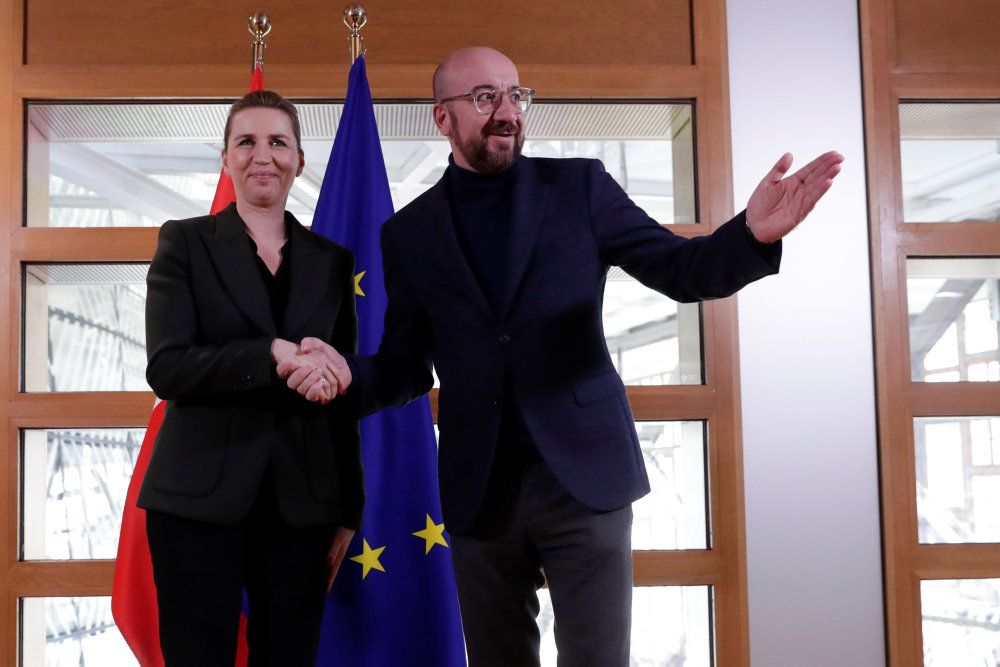 Statsminister Mette Frederiksen (S) ses her med EU-præsident Charles Michel. Fra torsdag venter hårde forhandlinger om EU's kommende flerårige budgetaftale, der løber fra næste år til og med 2027. (Arkivfoto)