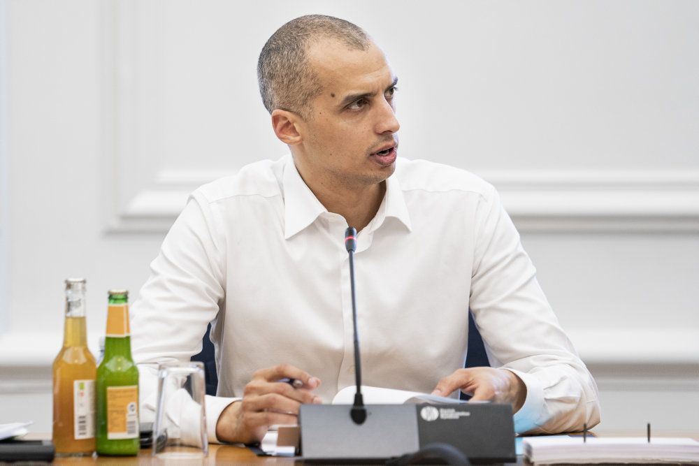 Udlændinge- og integrationsminister Mattias Tesfaye (S) er utilfreds med, at indvandrerkvinder bliver holdt væk fra aktivering og beskæftigelse af deres familie eller omgangskreds.