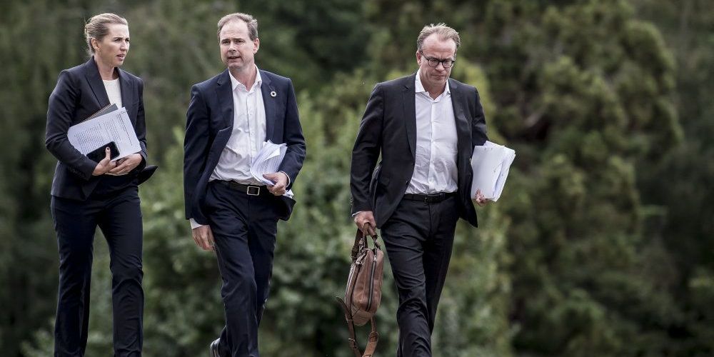 Finansminister Nicolai Wammen (S), statsminister Mette Frederiksen (S) og stabschef Martin Rossen ved regeringsseminar på Marienborg i Kongens Lyngby i 2019. Finansministeren har i en mail til Folketingets partier beklaget den interne mail om angreb på Venstre med ordene: "Jeg vil gerne over for jer understrege, at det ikke er en acceptabel tilgang til vores måde at forhandle med hinanden på". (Arkivfoto)