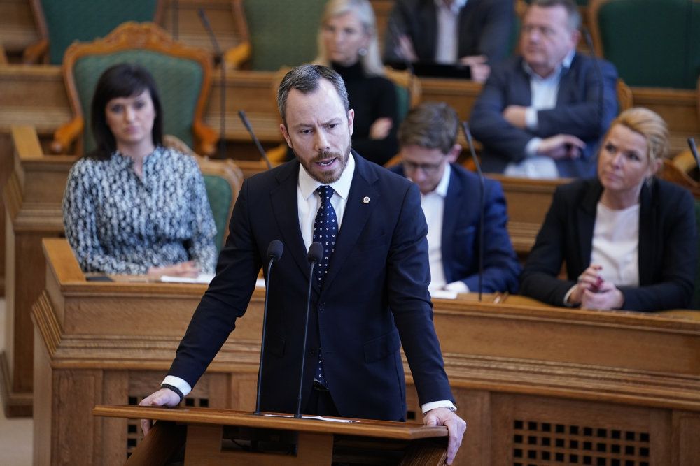 Venstres formand stiller spørgsmål til statsminister Mette Frederiksen (S) under spørgetime i Folketingssalen.