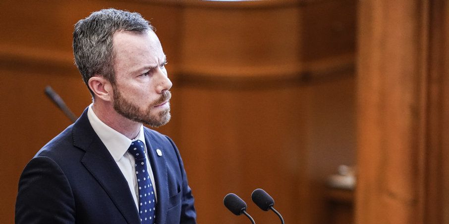 Venstre-formand Jakob Ellemann-Jensen var i det bidske hjørne tirsdag, da han under statsministerens spørgetime udfrittede statsminister Mette Frederiksen (S) om en intern mail i Socialdemokratiet.
Indholdet af mailen, som blev lækket til medierne, viste, at regeringen havde til hensigt at sætte angreb ind mod Venstre, sideløbende med at partierne skal forsøge at lande en aftale om en kommunal udligningsreform.
