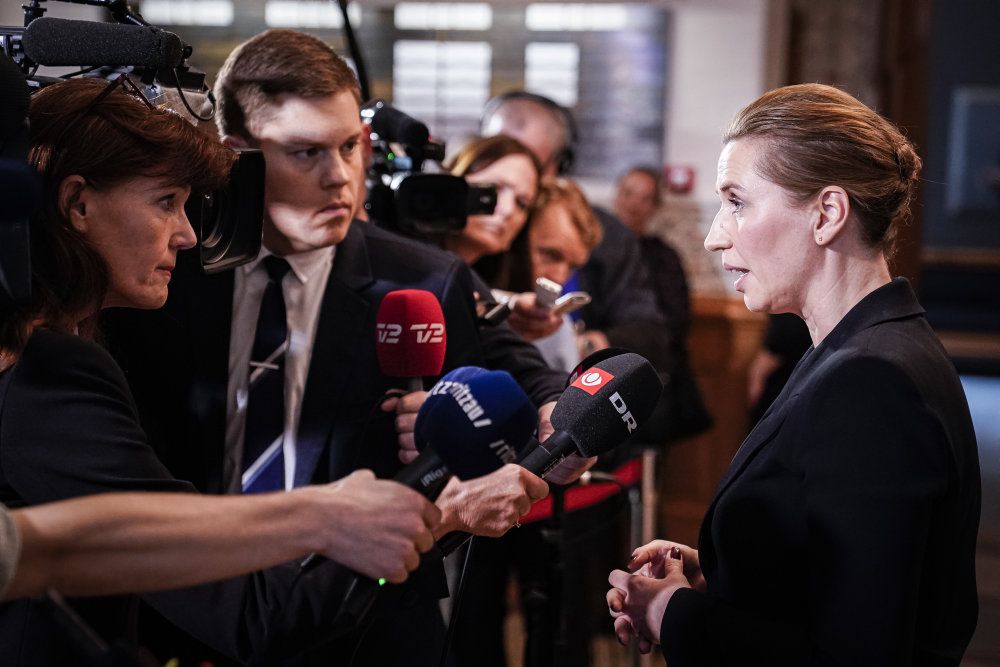 Statsminister Mette Frederiksen (S) taler med pressen efter statsministerens spørgetime på Christiansborg tirsdag.