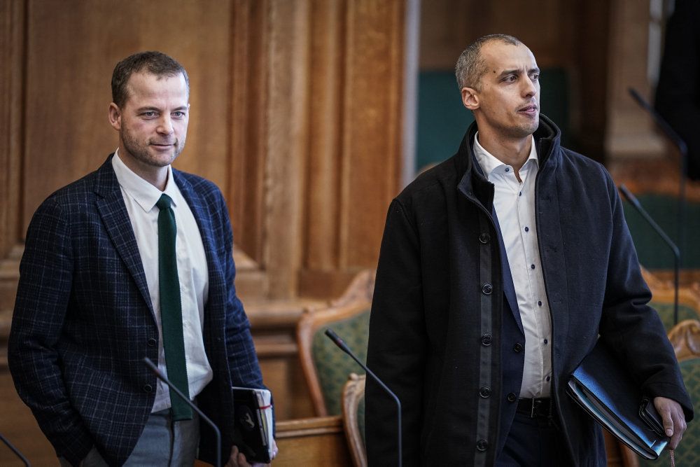 Udlændinge- og integrationsminister Mattias Tesfaye (S) og De Radikales politiske leder Morten Østergaard i Folketinget. Det var et stort ønske fra De Radikale i valgkampen, at Danmark igen tog imod kvoteflygtninge.