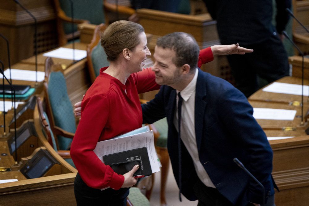 De Radikales politiske leder Morten Østergaard (th.) truer nu med at vælte statsminister Mette Frederiksen (S) den 5. juni, hvis ikke der ligger en klimaplan.