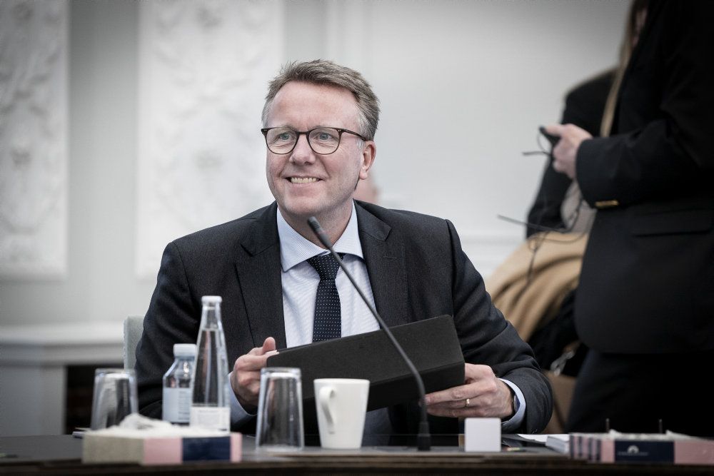 Skatteminister Morten Bødskov (S) siger torsdag, at regeringen ikke vil diskutere elbilafgifter før en nedsat kommission er kommet med sine anbefalinger.