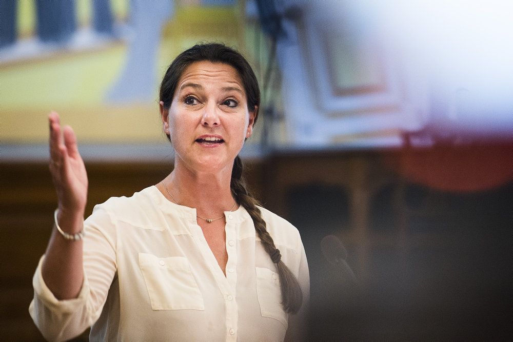 Jane Heitmann mener ikke, at der er en uoverensstemmelse mellem at aflyse rejsen og sige, at man stoler på sundhedsmyndighederne. (Arkivfoto).