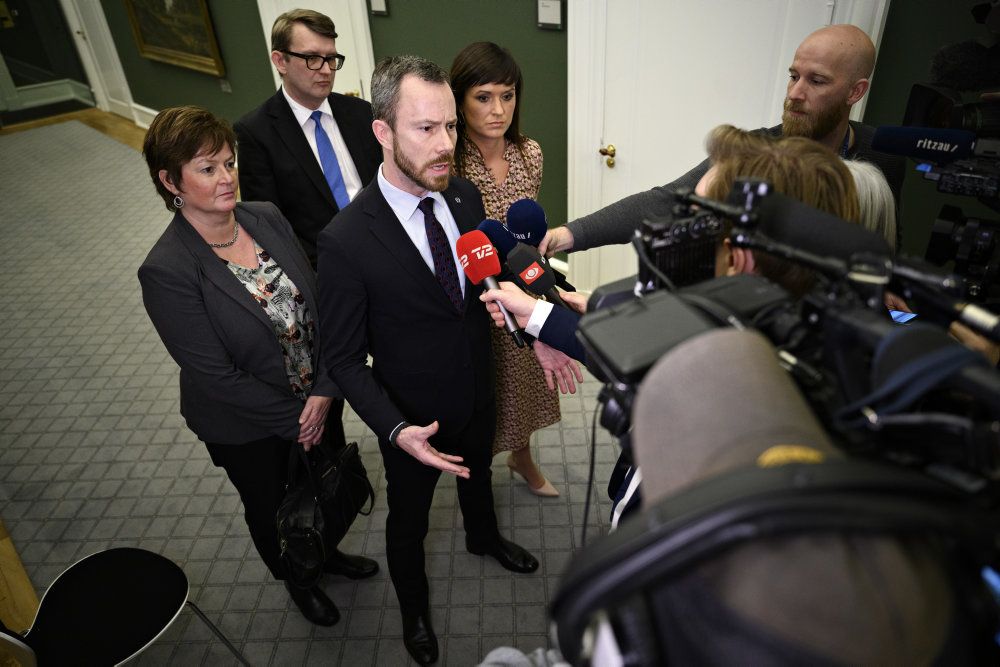 Forhandlinger mellem Socialdemokratiet og Venstre om en ny udligningsreform er indtil videre sat på pause. Det meddelte Venstres formand, Jakob Ellemann-Jensen, efter at han torsdag aften deltog i et møde i Statsministeriet for at komme en eskalerende konflikt mellem de to partier til livs.