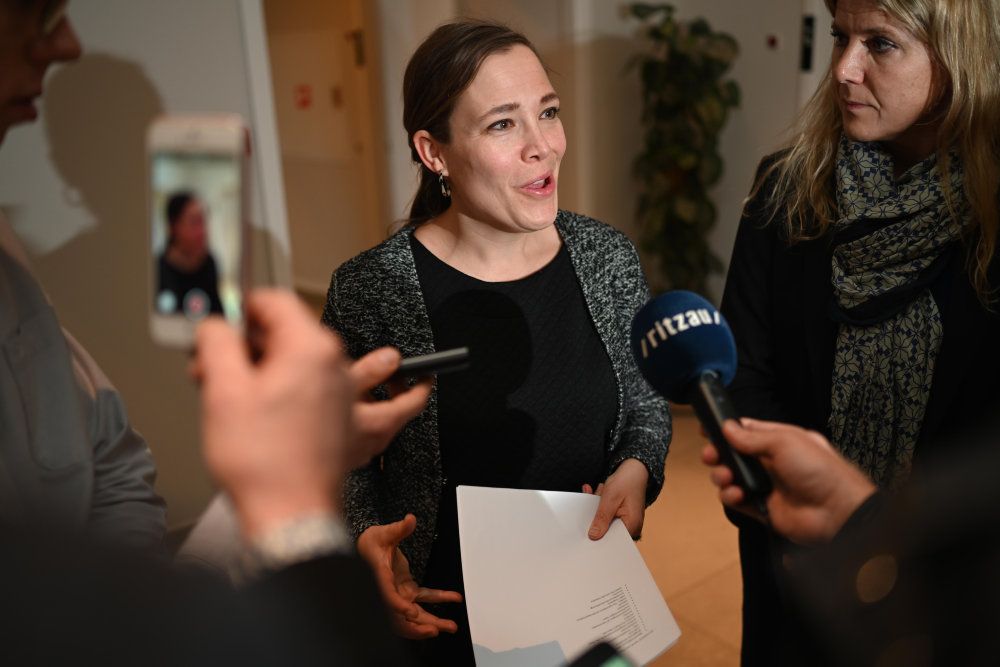 Social- og indenrigsminister Astrid Krag (S) informerer pressen om, at udmøntningen af 25 millioner kroner til sociale organisationer er blevet aftalt med partierne bag finansloven.