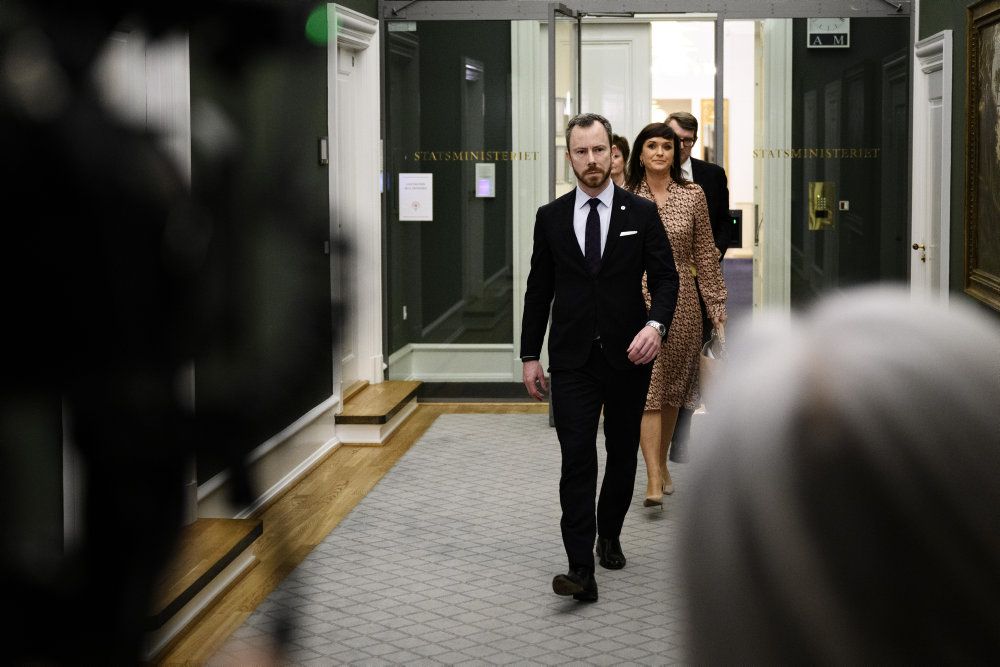 Venstre-formand Jakob Ellemann-Jensen samt ordførerne Sophie Løhde, Troels Lund Poulsen og Anni Matthiesen forlader forsoningsmøde i Statsministeriet torsdag aften. Det lykkedes ikke statsministeren at klinke skårene med Venstre.