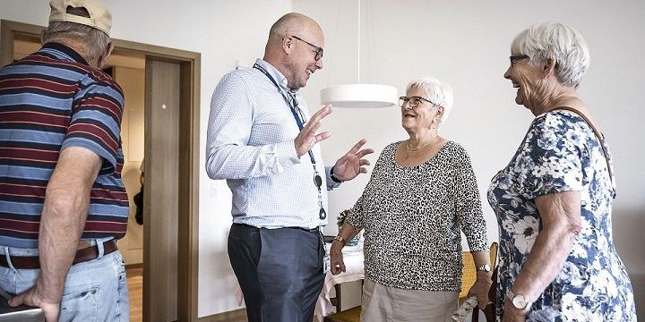 Direktør for Attendo i Danmark, Søren Andersen, viser rundt på plejehjemmet på Lærkevej i Frederikssund, da det åbnede i efteråret 2019.