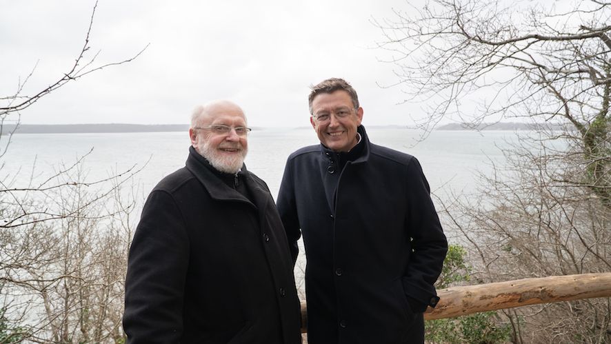 Johs. Nørregaard Frandsen (t.v.) og Henrik Lehman Andersen (t.h.) på det sted, i parken ved Hindsgavl Slot på Fyn, hvor H.C. Andersen stod og kikkede ud over Lillebælt i 1843.
