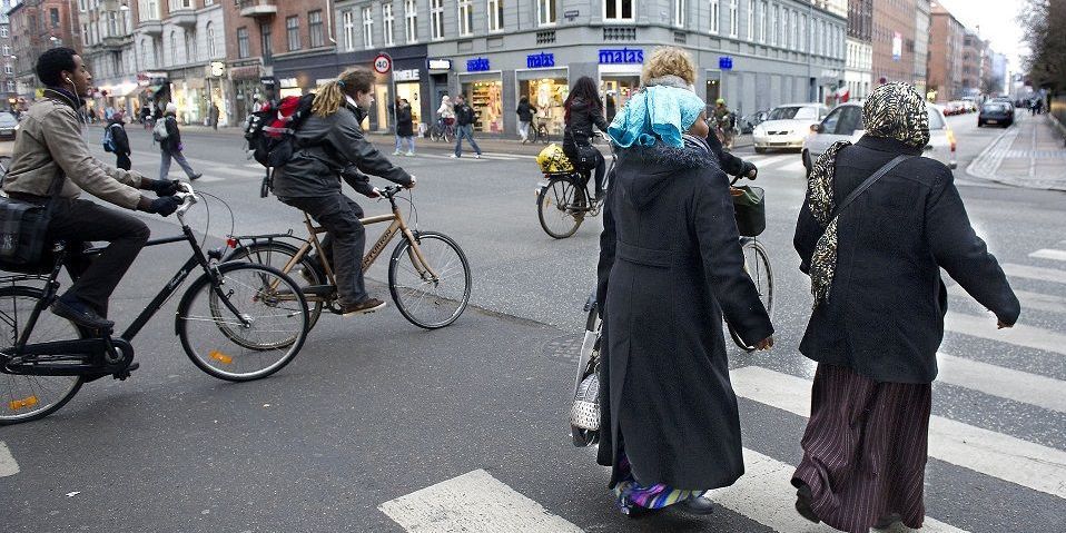 Eksperterne anbefalede på baggrund af analyser at skære 2,6 milliarder i støttte til indvandrertunge kommuner. Alligevel har regeringen valgt kun at skære 900 millioner kr. (Arkivfoto)