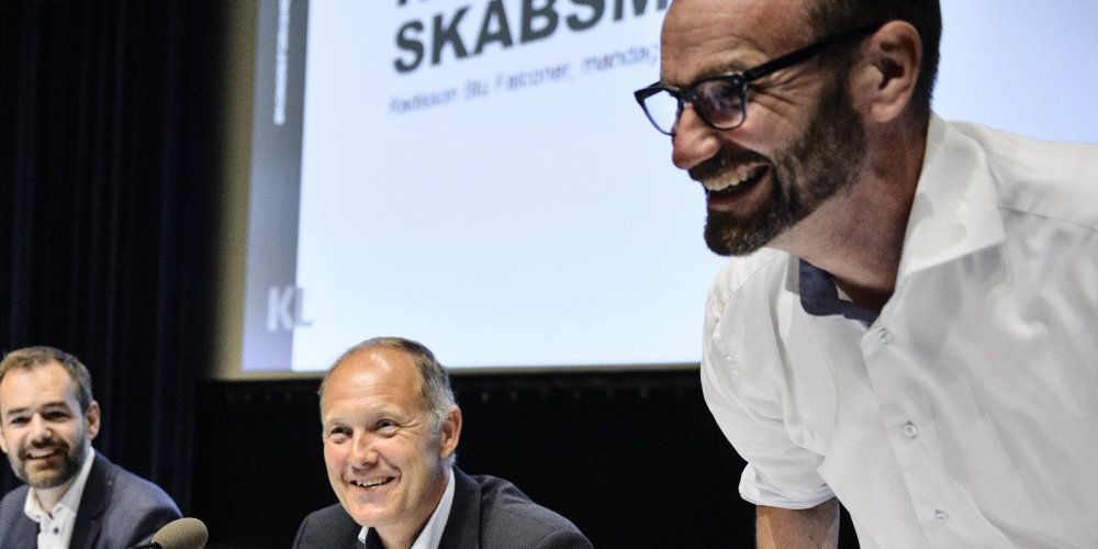 Kommunernes Landsforenings administrerende direktør Kristian Wendelboe (th.) kan ikke hjælpe sine medlemmer, fordi regeringen ikke vil lægge tallene bag sin udligningsreform frem. (Arkivfoto)