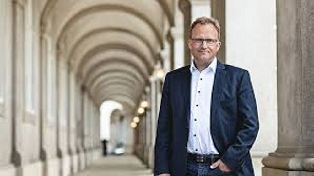 Regeringens målsætning om at flytte statslige arbejdspladser ud i landet går mildest talt den forkerte vej, konstaterer Steffen Damsgaard formand for Landdistrikternes Fællesråd. Denne gang er det Fiskeristyrelsen, som alligevel ikke bliver rykket tættere på dem, det hele handler om.