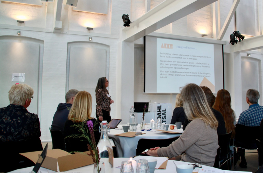 Susan Fazakerley, sekretariatsleder hos AKKS, præsenterer her metoden for deltagerne på Inspirationsdagen.