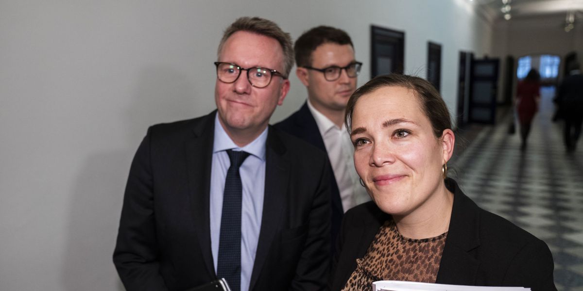 Fungerende finansminister Morten Bødskov (S) og Astrid Krag (S) på vej til sættemøde i forbindelse med regeringens forslag til ny udligningsreform.