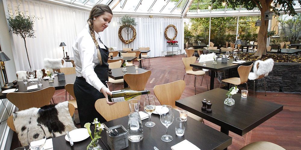 (Arkiv) Når restauranterne åbner igen, har flere medarbejdere fået nye kompetencer. De skal på onlinekursus, har arbejdsgiver- og lønmodtagerorganisationer aftalt.