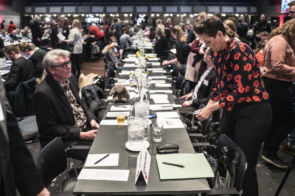 Formand Pia Olsen Dyhr og beskæftigelsordfører Karsten Hønge ved SF's landsmøde på Hotel Comwell i Kolding. Her diskuterer SF'erne blandt andet socialpolitik. Partiet foreslår i et nyt udspil, at de syge skal "ud af jobcentrene". I stedet skal de have hjælp til at gøre op med fysisk eller psykisk sygdom, før man ser på beskæftigelsesmuligheder, mener SF.