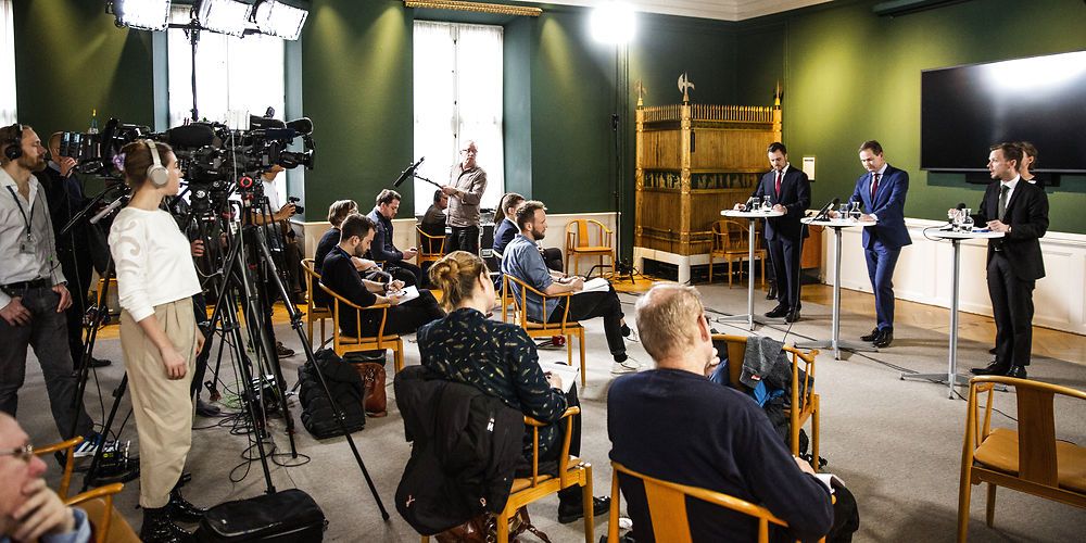 På et pressemøde i Finansministeriet fremlagde beskæftigelsesminister Peter Hummelgaard (th) detaljerne i særlovgivning om sygedagpenge og arbejdsfordeling, som regeringen fremsætter som lovforslag fredag.