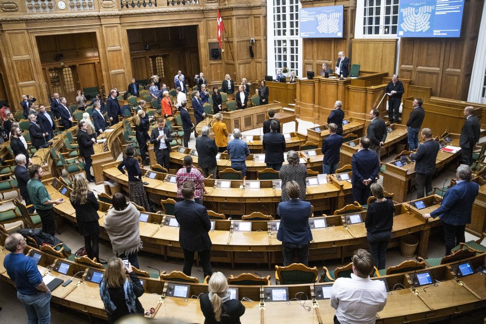 (ARKIV) Folketinget hastebehandler den lovpakke, der skal muliggøre regeringsindgreb mod udbredelse af smitte med coronavirus torsdag aften den 12. marts 2020. Et enigt Folketing har tirsdag den 17. marts 2020 vedtaget to hastelove grundet coronavirus. Et om hjælp til erhvervslivet. Det andet om udvidet ret til sygedagpenge og lønrefusion.