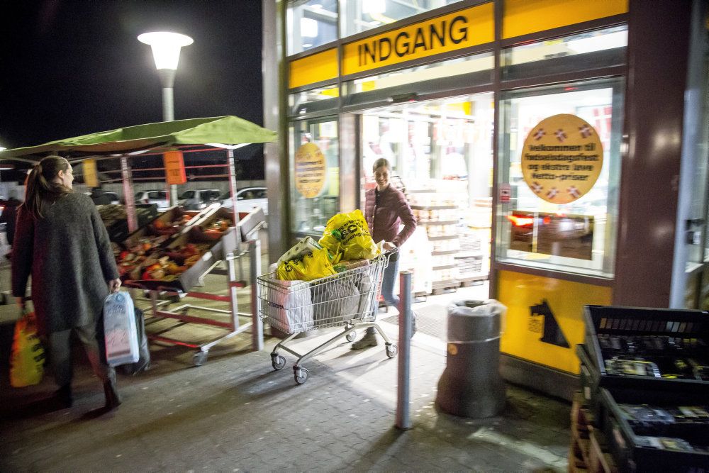 Det er særligt i Netto, at Salling Group savner flere ansatte. Koncernen håber, at den måske kan lokke nogle af de ansatte i hotel- og restaurationsbranchen, som oplever et stort fald i aktiviteten, til nogle midlertidige ansættelser. (Arkivfoto)
