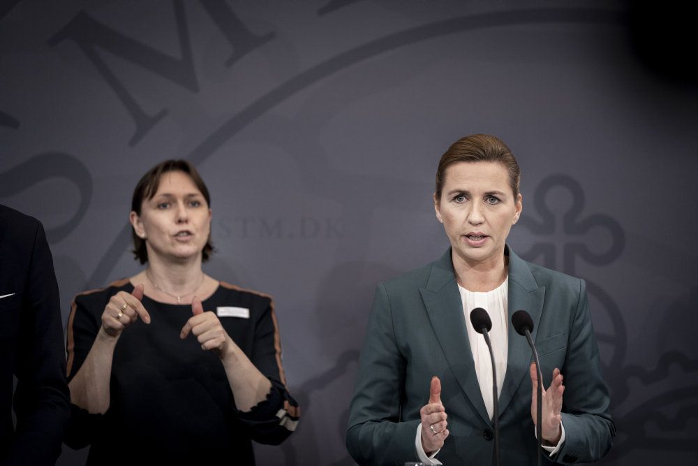 (ARKIV) Statsminister Mette Frederiksen vil ikke indfører udgangsforbud, når hun tirsdag aften holder pressemøde. Det har der ellers været spekuleret i, efter at Frankrigs præsident, Emmanuel Macron, tirsdag har indført udgangsforbud i Frankrig i mindst to uger. Men regeringen er på vej med nye initiativer for at dæmpe coronasmitten og effekterne på det danske samfund.