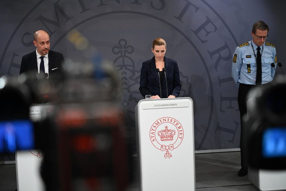 Statsminister Mette Frederiksen (S) holder pressemøde om coronavirus. Hun annoncerer blandt andet, at det ikke længere vil være tilladt at samle sig til arrangementer, begivenheder eller aktiviteter med flere end ti personer.