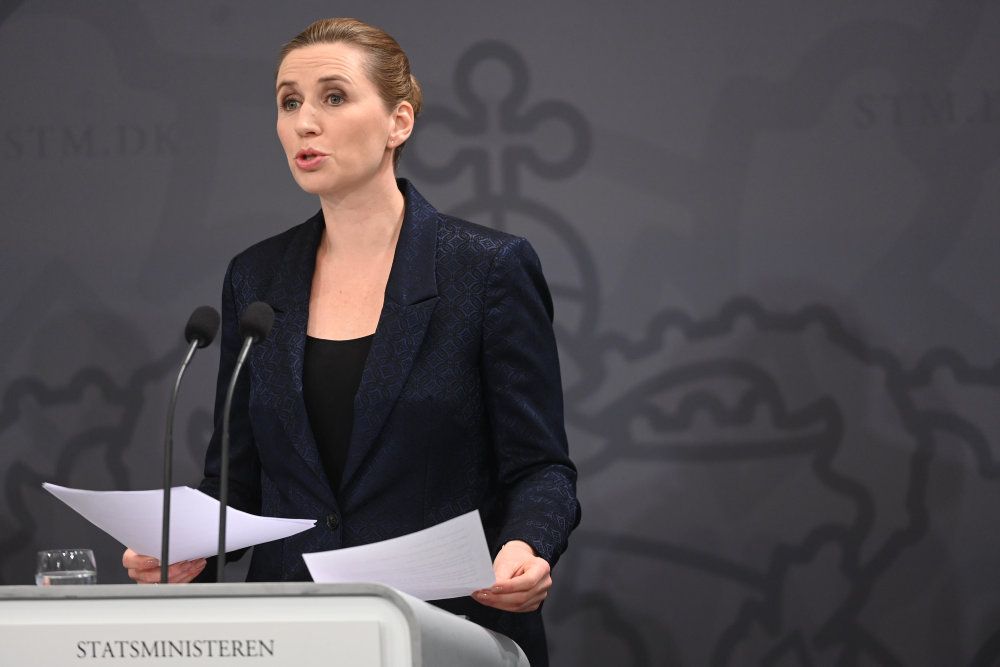 Statsminister Mette Frederiksen (S) præsenterer tirsdag aften nye tiltag for at bekæmpe coronavirus i Danmark.