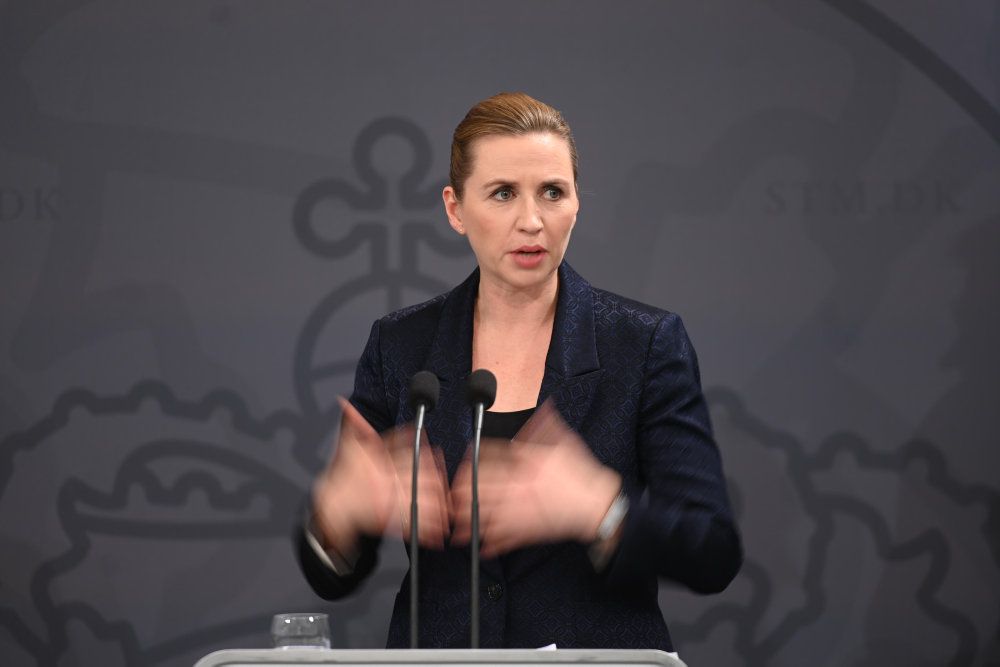 Regeringen vil indføre forbud mod forsamlinger over 10 personer for at mindske udbredelsen af coronavirus. Det siger statsminister Mette Frederiksen (S) på pressemøde i Statsministeriet. Forbuddet gælder fra onsdag klokken 10 både indendørs og udendørs.