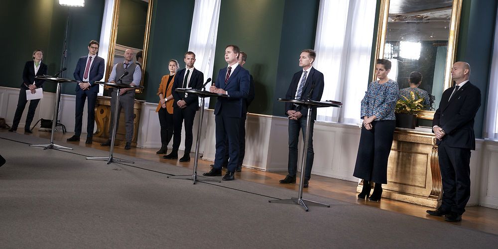 Alle Folketingets partier har åbnet statskassen på vid gab bare få måneder efter, at mange talte om behov for mådehold. Få forklaringen her.