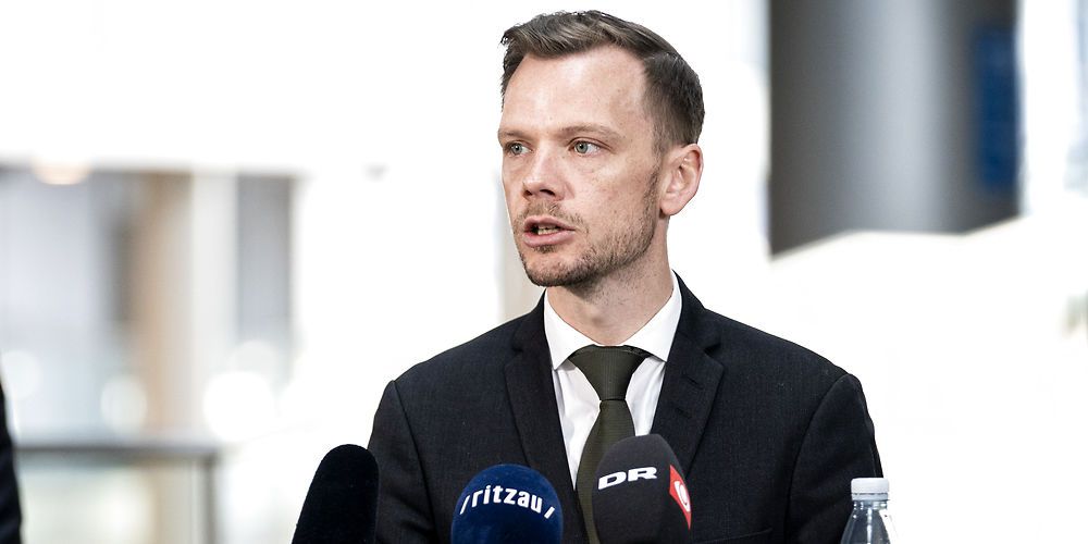 (Arkiv) Beskæftigelsesminister Peter Hummelgaard (S) håber, at hjælpepakkerne til virksomhederne vil lægge en dæmper på fyringer.