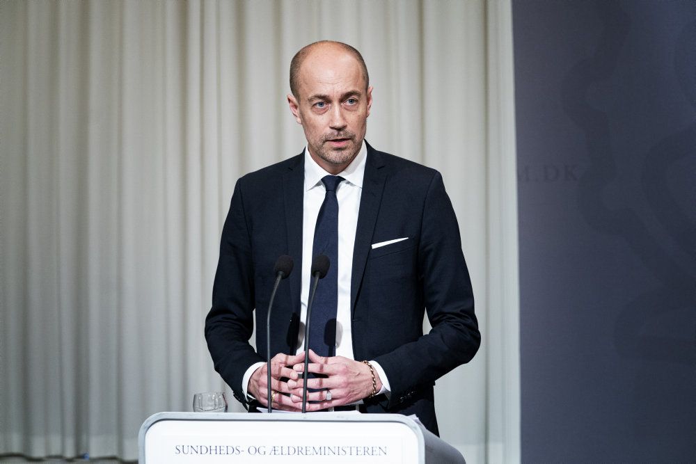 Sundheds- og ældreminister Magnus Heunicke (S) skærer igennem og siger i et radioprogram på P1, at anbefalinger fra WHO om at teste flere også gælder Danmark, selv om Sundhedsstyrelsens direktør har givet anden melding.
