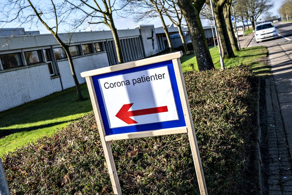 Medicinstuderende skal ikke trækkes i SU'en, hvis de tjener flere penge ved at hjælpe til under coronakrisen, end reglerne i dag siger, at de må. Det mener flere partier. 
Billede fra Farsø Sygehus i Himmerland.