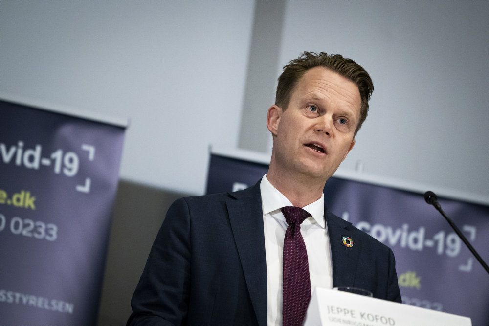 Udenrigsminister Jeppe Kofod (S) fortæller på et pressemøde, at det kommer til at koste penge for strandede danskere at komme med et særfly hjem fra udlandet.