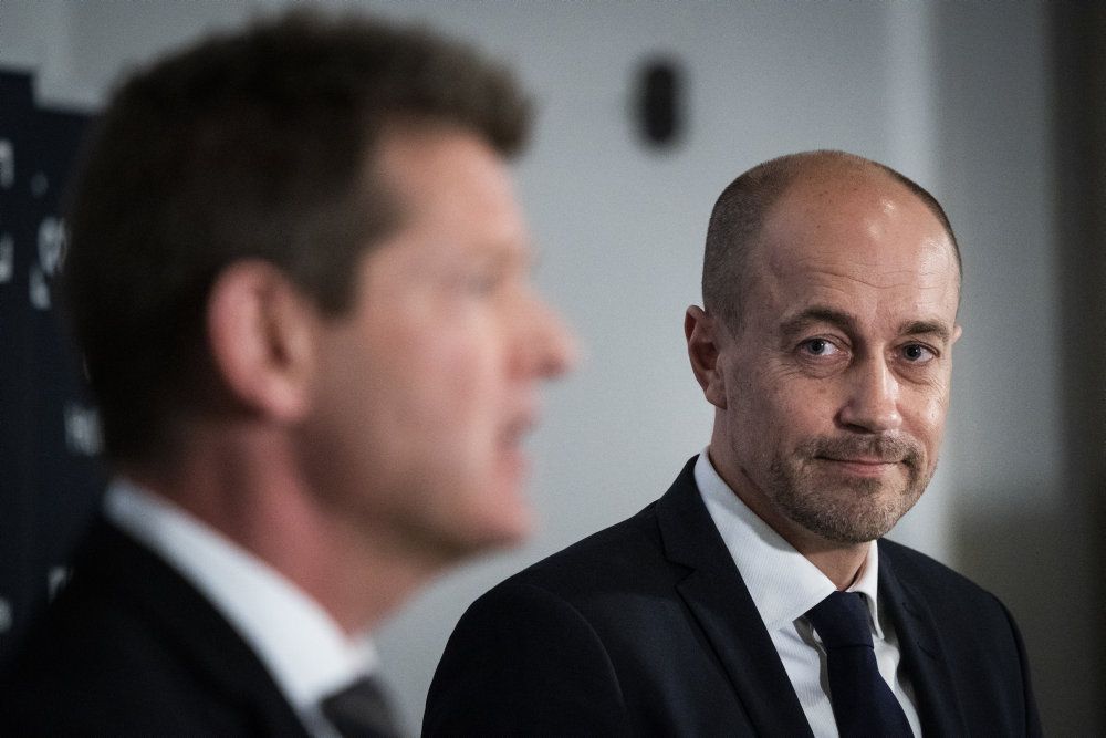 Sundheds- og ældreminister Magnus Heunicke taler sammen med direktør Søren Brostrøm fra Sundhedsstyrelsen på pressemøde.