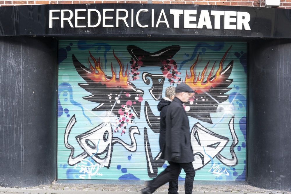 Danske teatre og medier kan få svært ved at komme gennem coronakrisen uden hjælp, siger deres brancheorganisationer. Det skyldes, at de ikke passer ind i de vedtagne hjælpepakker. På teaterfronten har Fredericia Teater allerede måtte dreje nøglen om under coronakrisen. (Arkivfoto)