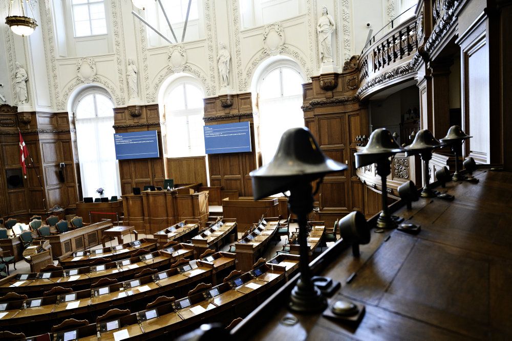 Flere partiledere vil lade det være op til sundhedsmyndighederne, hvordan Danmark skal genåbnes efter coronakrisen.