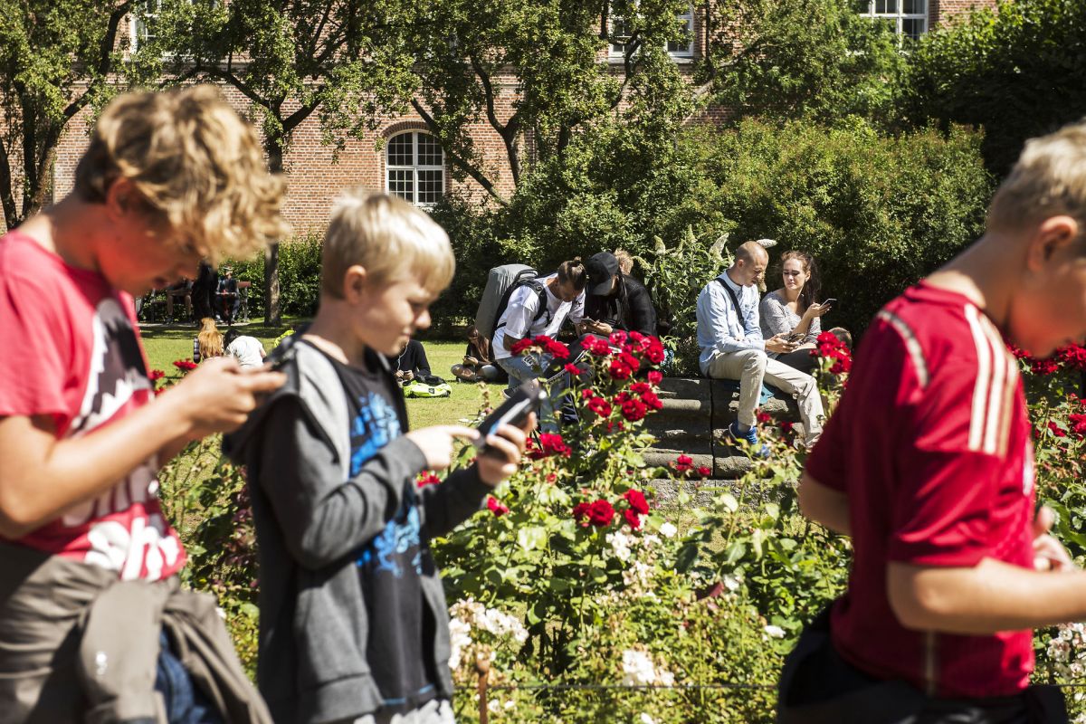 Børn og unge med Pokemon Go i Bibliotekshaven