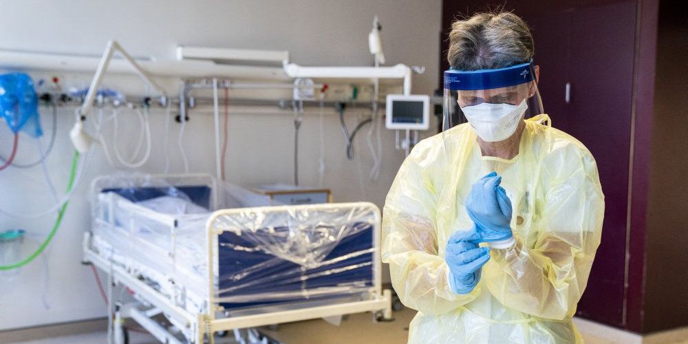 Det er svært at sige, præcis hvad det koster at redde et menneskeliv under coronaepidemien. Men prisen bliver høj, siger to sundhedsøkonomer. (Arkivfoto)